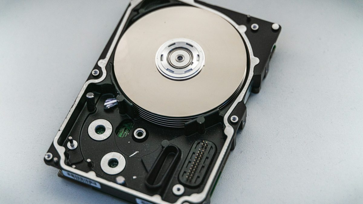 Veri kurtarma işlemi için kapağı açılmış harddisk plakası ve okuma kafası