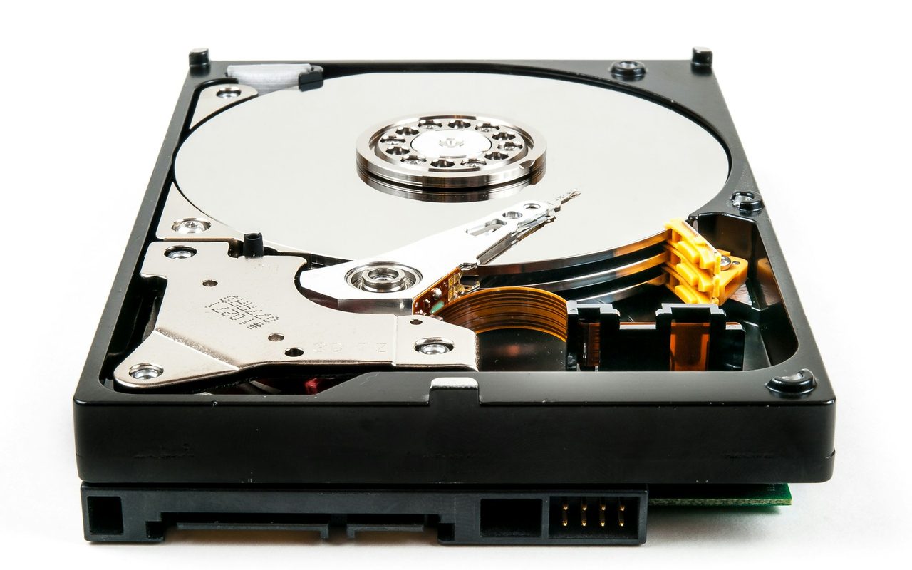 Veri kurtarma için kapağı açılmış harddisk ve plakası